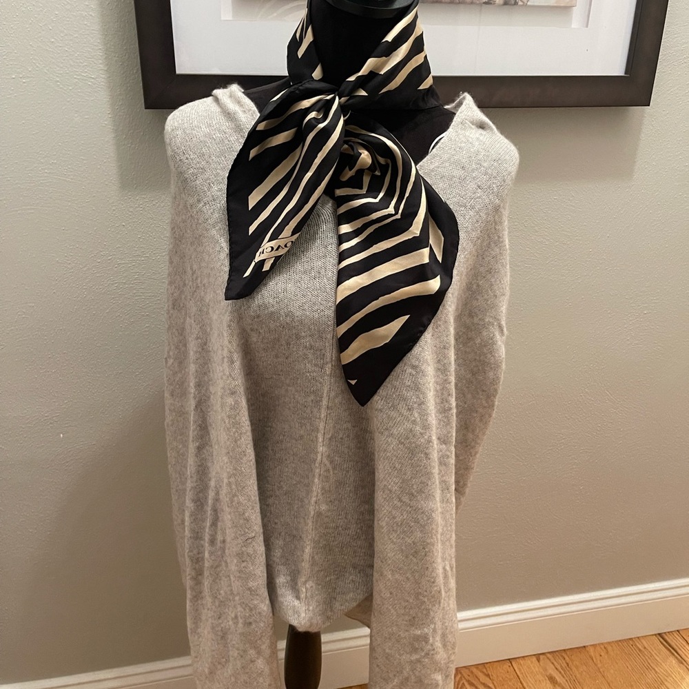NWT 100% Cashmere Rachael Zoe New York wrap / Shawl light gray